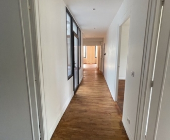 Location Appartement atypique 5 pièces Cosne-Cours-sur-Loire (58200) - cœur de ville